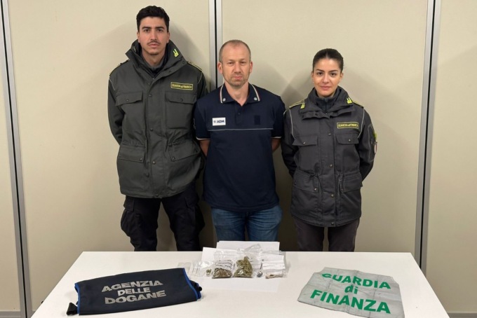 Cani antidroga trovano 40 grammi di Marijuana in un’auto