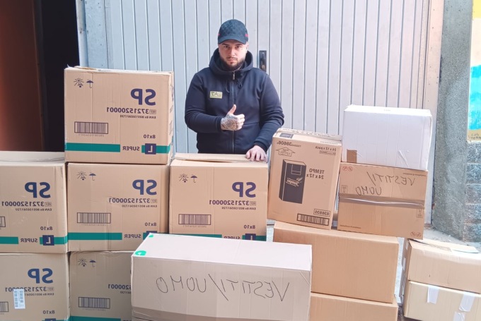 A 20 anni raccoglie aiuti per Valencia: “Voglio fare del bene a chi è in difficoltà”