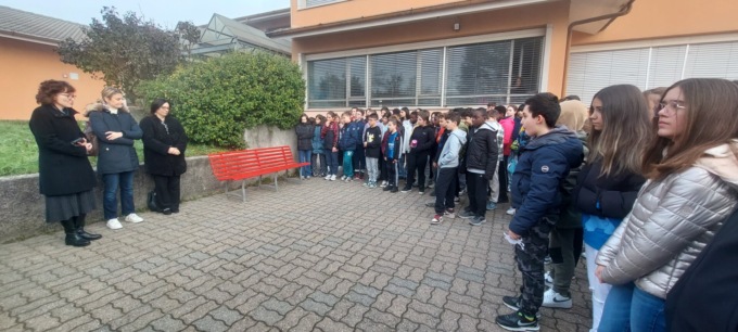 Panchine rosse alle scuole per dire no alla violenza sulle donne