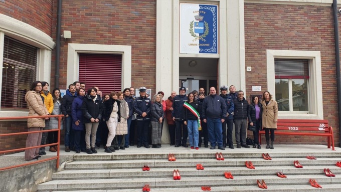 Scarpette rosse all’ingresso del Municipio contro la violenza sulle donne