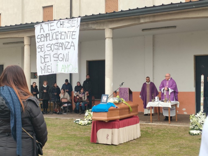 Folla commossa per l’addio al giovane Alessandro Surace