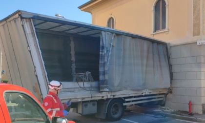 Camion fuori controllo in via Pascoli sfonda una casa - FOTO E VIDEO