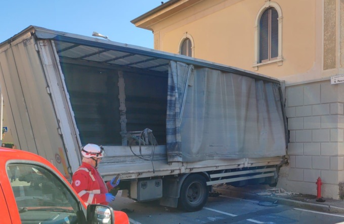 Camion fuori controllo in via Pascoli sfonda una casa – FOTO E VIDEO