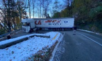 Camion incastrato su un tornante: circolazione interrotta a Bellagio