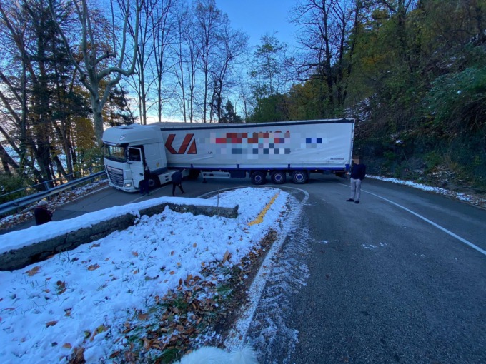 Camion incastrato su un tornante: circolazione interrotta a Bellagio