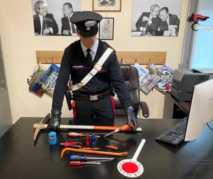 Trovato in possesso di arnesi da scasso, denunciato un uomo