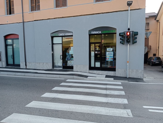Spaccata in farmacia a Cantù: ladri fuggono in bici
