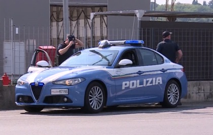 Tenta di rubare accessori per cellulari: denunciato “baby ladro” di 14 anni