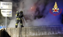 Incendio alla piazzola ecologica: Vigili del fuoco a Canzo