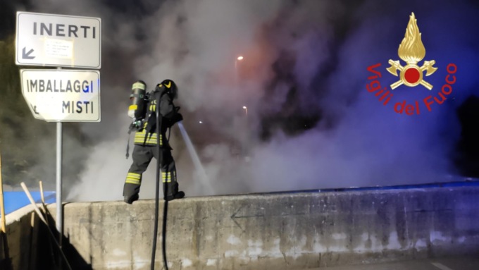 Incendio alla piazzola ecologica: Vigili del fuoco a Canzo