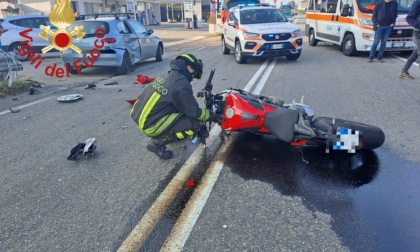 Scontro tra auto e moto, centauro in ospedale