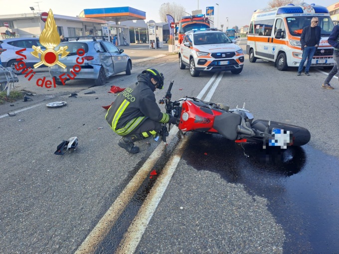 Scontro tra auto e moto, centauro in ospedale
