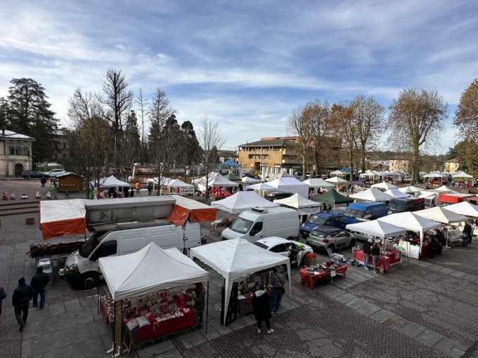 “Natale con noi” riempie la piazza di bancarelle e volontariato