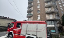 I Vigili del fuoco liberano due bimbi e un papà bloccati dentro l'ascensore