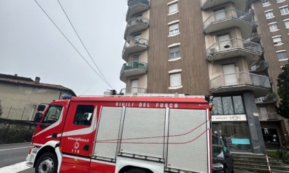 I Vigili del fuoco liberano due bimbi e un papà bloccati dentro l'ascensore