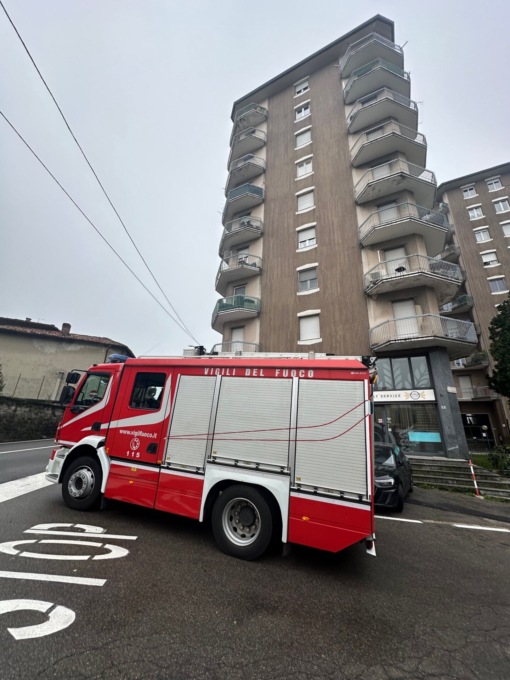 I Vigili del fuoco liberano due bimbi e un papà bloccati dentro l’ascensore