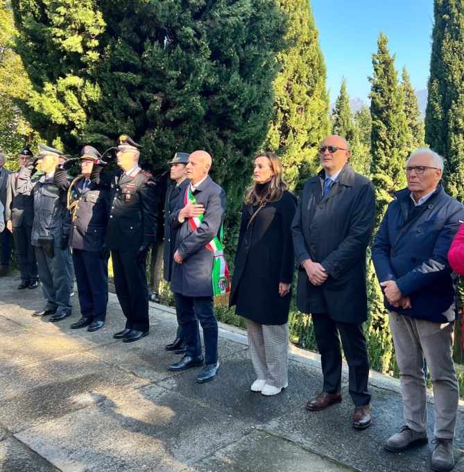 Celebrato il IV Novembre a Erba al Monumento ai Caduti del Terragni