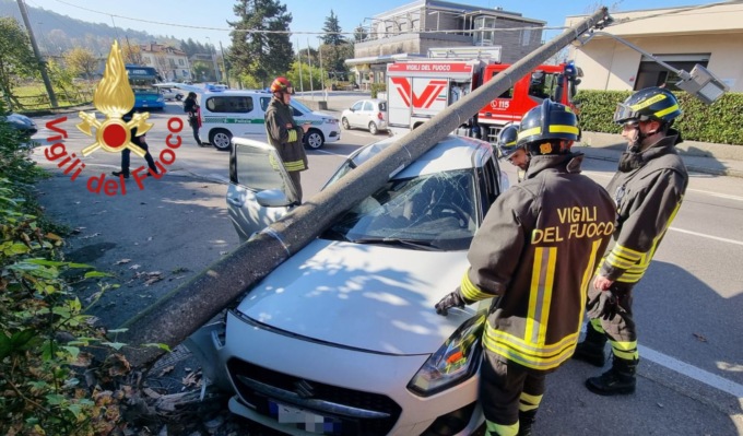 Auto contro un palo della luce, via Provinciale attualmente chiusa