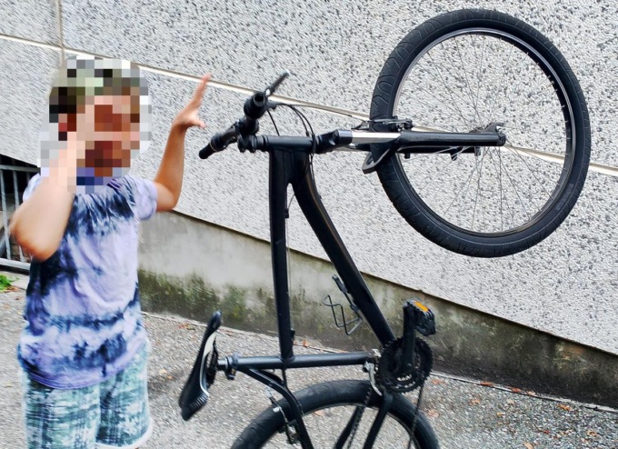 Bici da mille euro rubata a scuola, il papà: “Vogliamo un indennizzo”