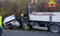 Scontro tra un'auto e un camion, muore ventenne di Binago