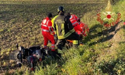 Scontro con un'auto, motociclista finisce fuori strada