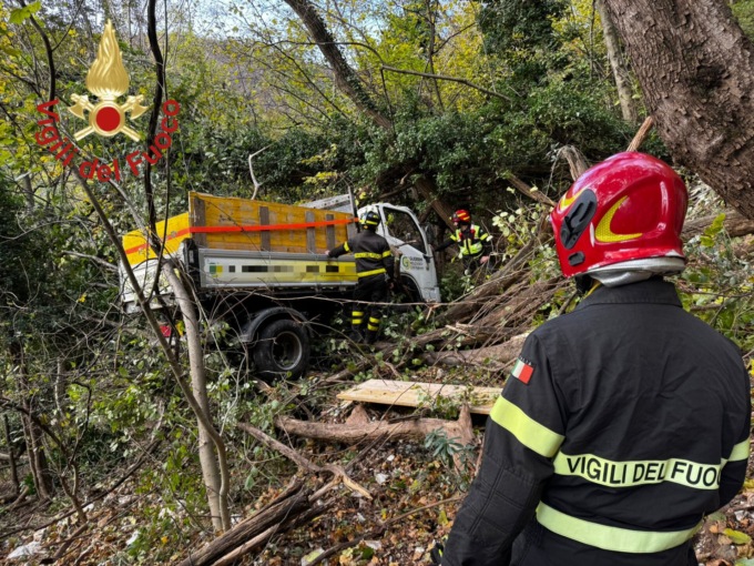 Fuori strada con un furgone: quattro feriti in montagna