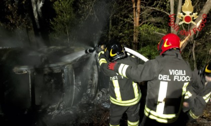 Auto prende fuoco dopo un incidente: distrutti 100 metri quadrati di bosco