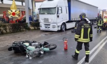 Scontro frontale tra auto e moto: Sp 32 attualmente chiusa