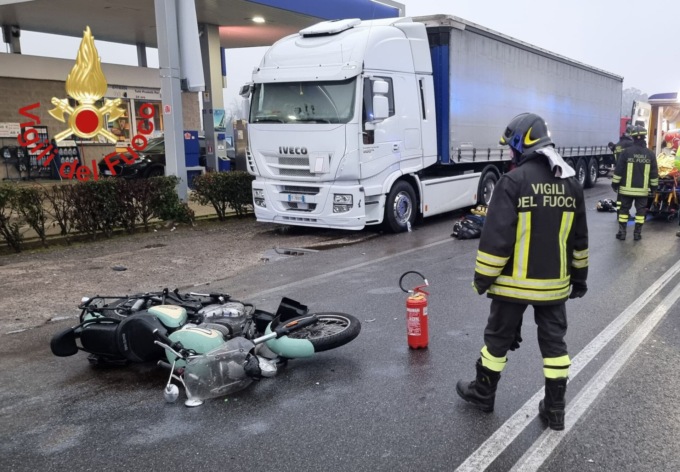 Scontro frontale tra auto e moto: Sp 32 attualmente chiusa