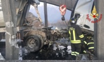 Perde il controllo del camion e si schianta sul ponte del Passo