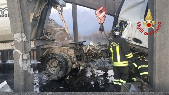 Perde il controllo del camion e si schianta sul ponte del Passo