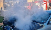 Auto in fiamme: Vigile del fuoco in pensione interviene per domare l'incendio