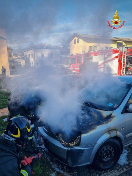 Auto in fiamme: Vigile del fuoco in pensione interviene per domare l’incendio
