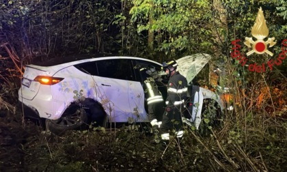 Finisce fuori strada con la Tesla