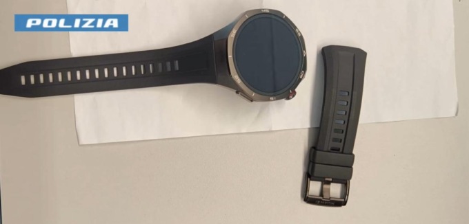 Sorpreso a rubare smartphone e orologi, arrestato un 36enne