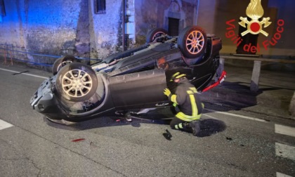 Incidente nella notte: scontro tra due auto