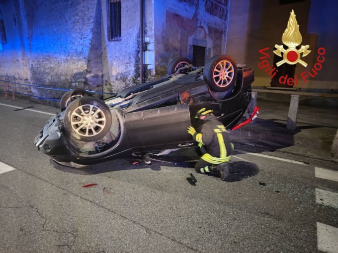 Incidente nella notte: scontro tra due auto