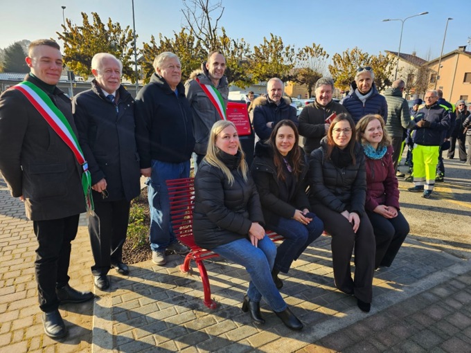 Il Ministro Locatelli inaugura la Panchina rossa insieme all’Amministrazione comunale