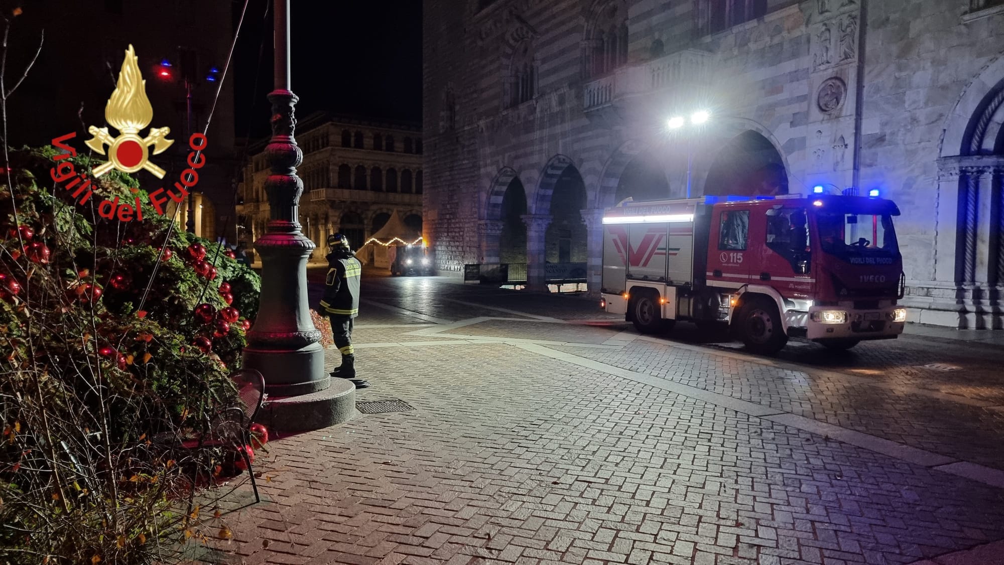 Como raffiche di vento albero di Natale caduto in piazza Duomo