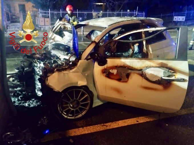 Auto sbatte contro un muro  e prende fuoco