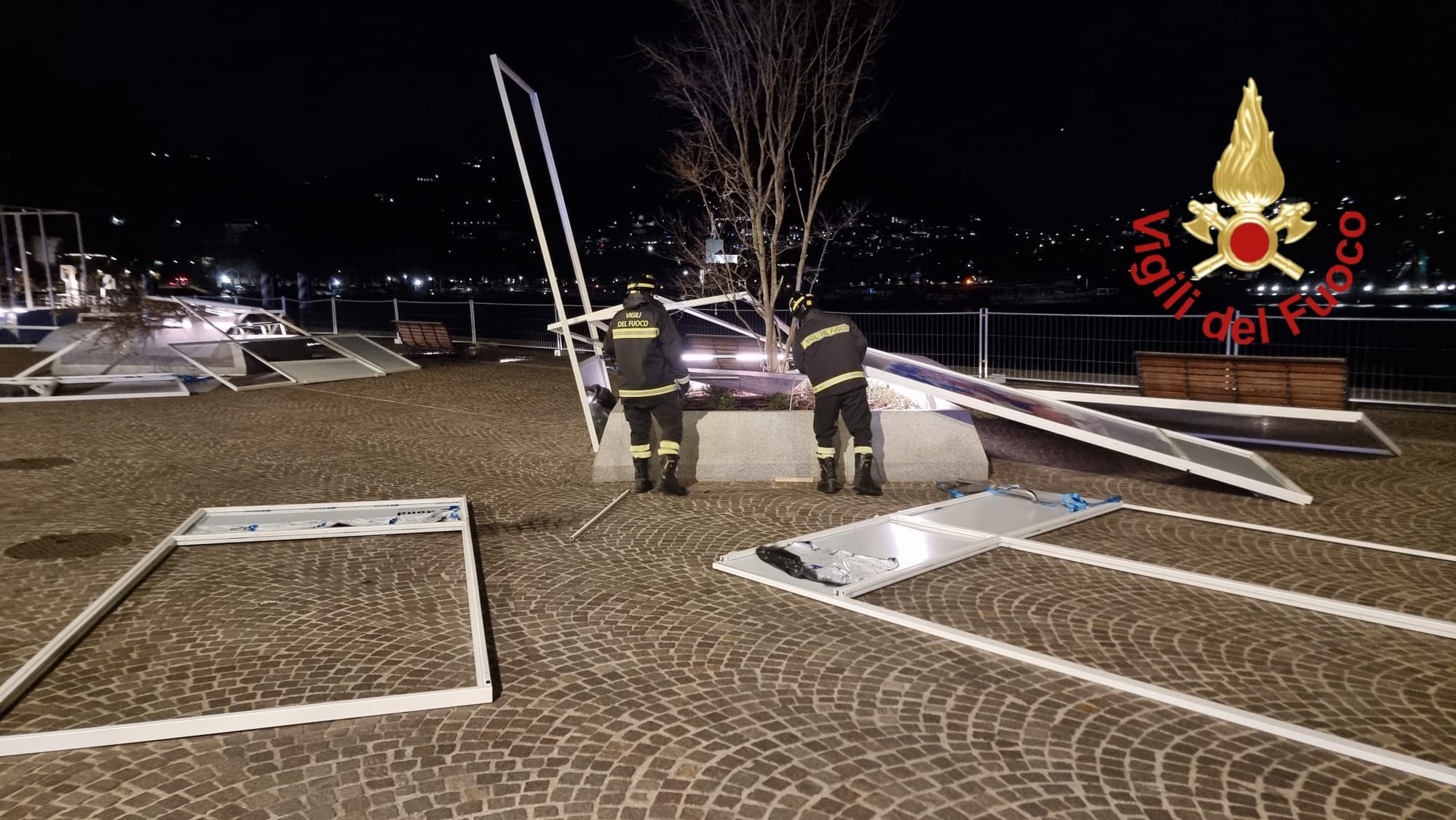 Como raffiche di vento albero di Natale caduto in piazza Duomo