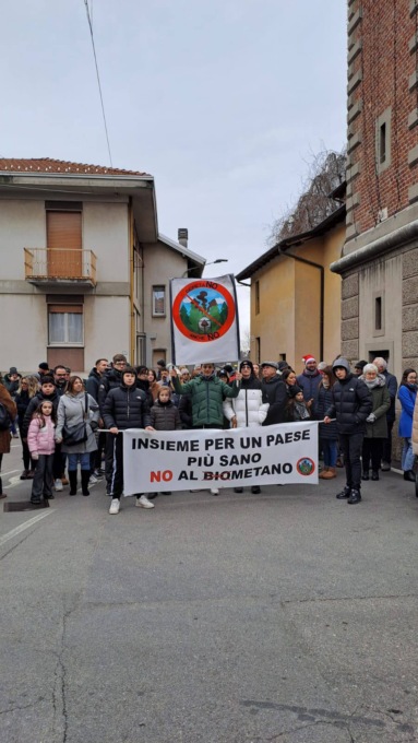 Le firme, la camminata di protesta, la scelta di mobilitarsi ulteriormente contro l’impianto di biogas