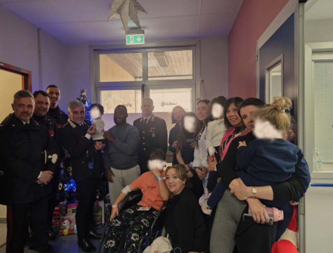 Carabinieri in visita al reparto pediatrico del Sant’Antonio Abate