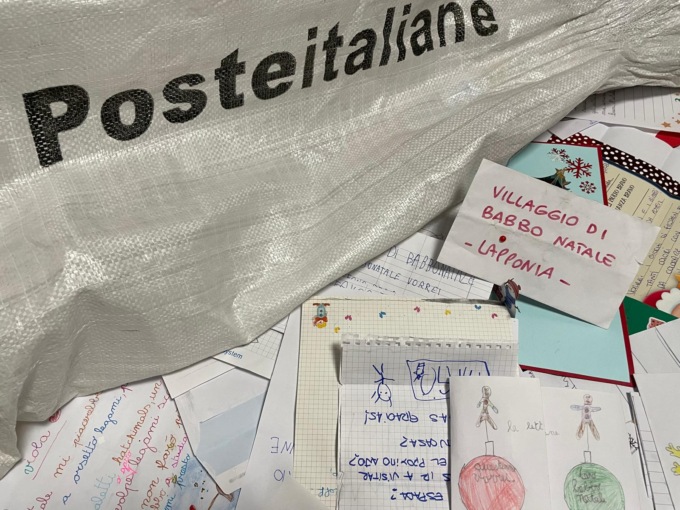 Uffici postali di Como “invasi” dalle letterine per Babbo Natale