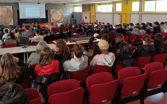 Il Mantello fa lezione di bioetica al Monnet