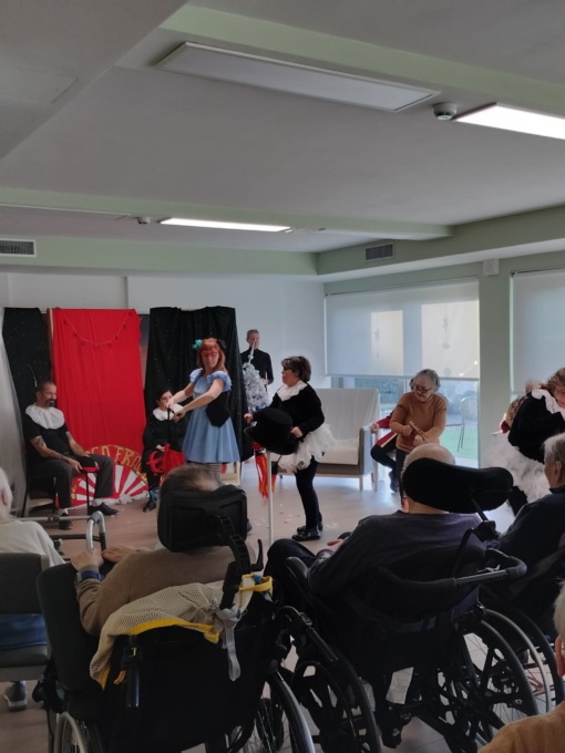 Magia natalizia in Rsa con il teatrodanza