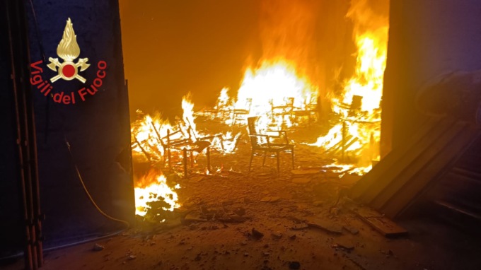 Un incendio devasta l’ex ditta Spreafico