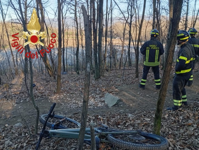 Cade dalla bici nel bosco e si frattura le braccia