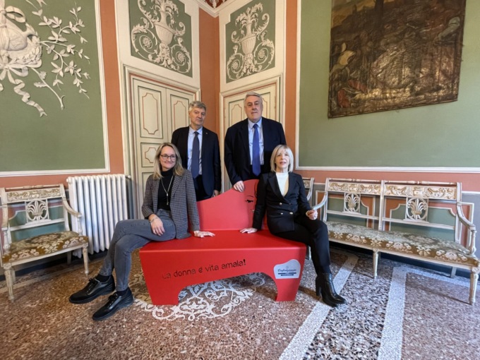Una panchina rossa a Villa Saporiti