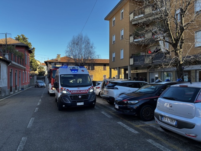 Minaccia di buttarsi dal secondo piano, salvata in extremis